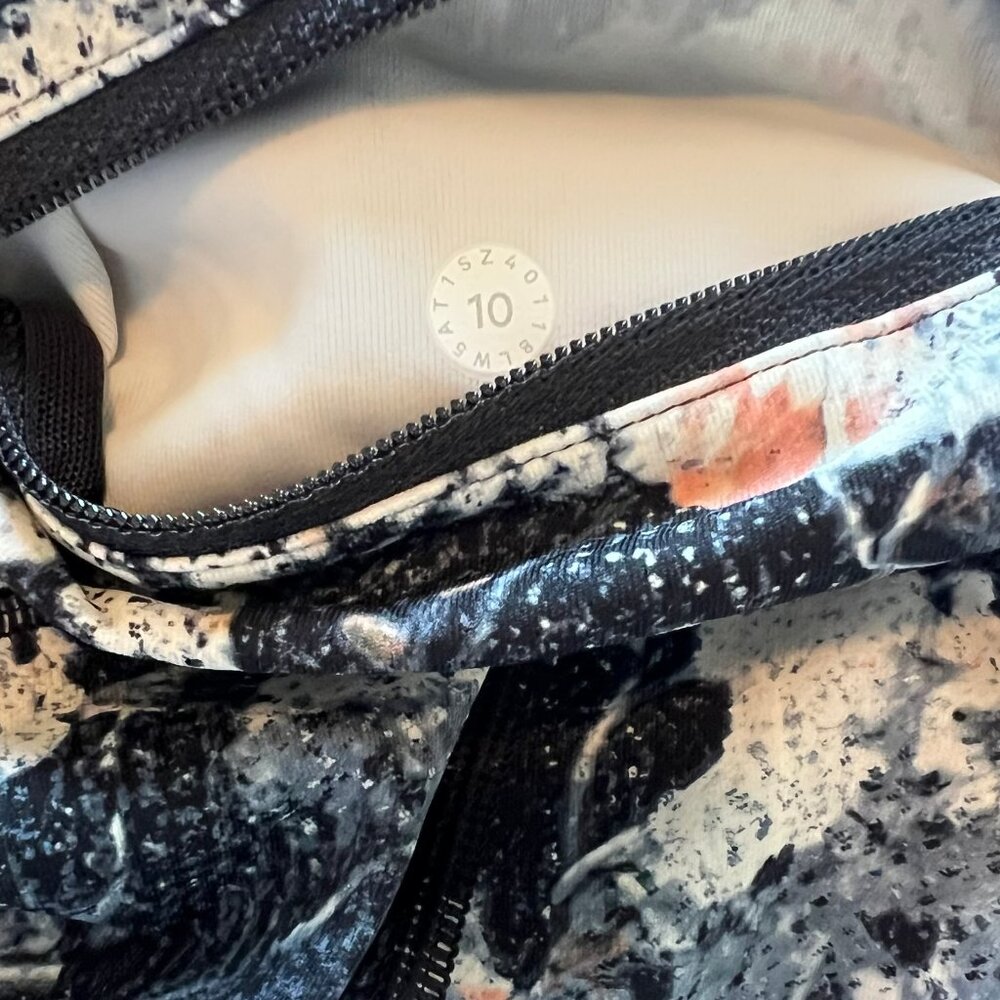 Women's Lululemon Black Floral 7/8 Length Leggings Size 10 Used/Great Condition - Picture 3 of 4